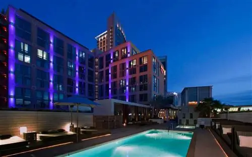 Бассейн на крыше Hard Rock Hotel San Diego ночью