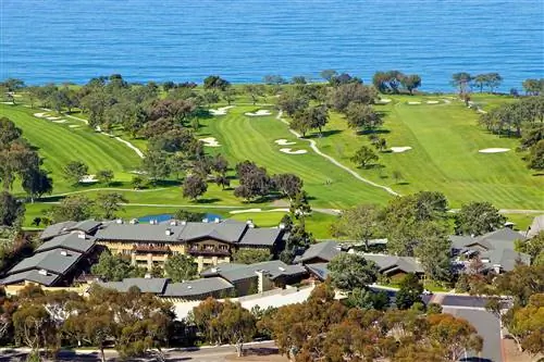The Lodge at Torrey Pines с видом на поле для гольфа и побережье