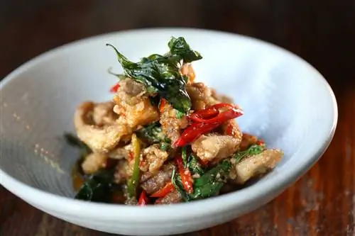 Хрустящая курица с базиликом в ресторане Spice I Am в Сиднее, Австралия