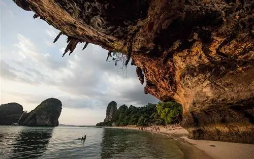Скалы на пляже Рейли, Таиланд