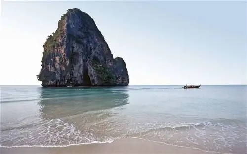 Провинция Краби, остров и длиннохвостая лодка.