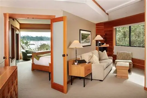 Интерьер люкса Beachcomber в Wickannish Inn, просторный нейтральный дизайн