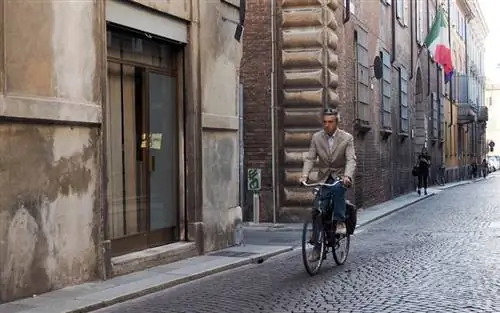 учтивый мужчина на велосипеде