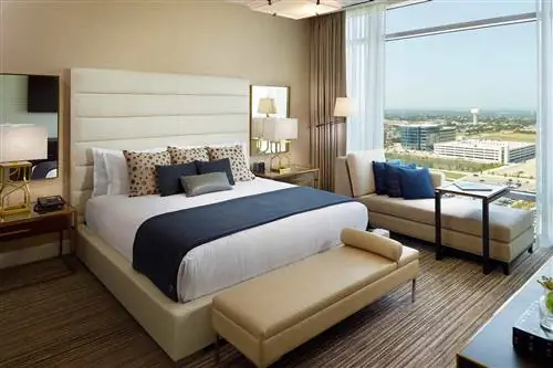 Интерьер спальни в номере отеля Omni Frisco