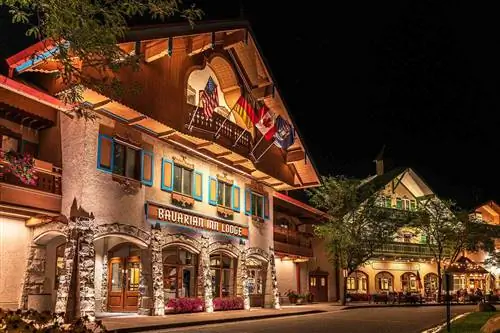 Внешний вид Bavarian Inn Lodge ночью во Франкенмуте, штат Мичиган.