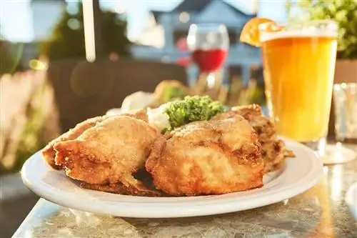 Тарелка с курицей из Мичигана на Main Chicken во Франкенмуте, штат Мичиган.