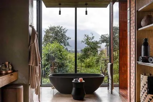Вид из ванной гостевой виллы в Singita Kwitonda Lodge