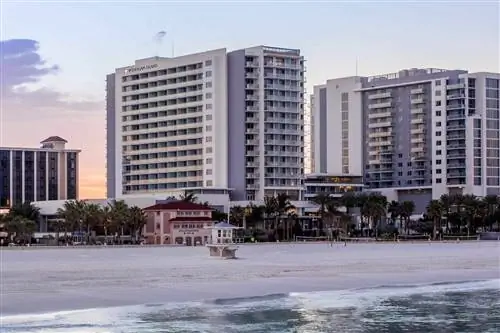 Внешний вид отеля Wyndham Grand Clearwater Beach с воды на закате Внешний вид отеля Wyndham Grand Clearwater Beach с воды на закате