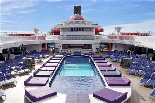 Антенна бассейна на борту Virgin Voyages Scarlett Lady Антенна бассейна на борту Virgin Voyages Scarlett Lady