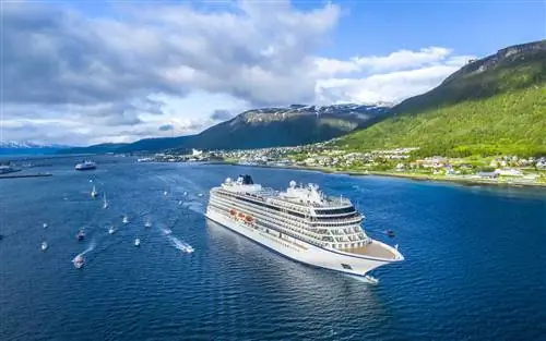Круизный лайнер Viking Sky в Тромсё, Норвегия, на маршруте северного сияния Круизный лайнер Viking Sky в Тромсё, Норвегия, на маршруте северного сияния