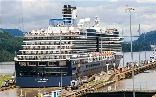 Корабль Holland America Zuiderdam на Панамском канале Корабль Holland America Zuiderdam на Панамском канале