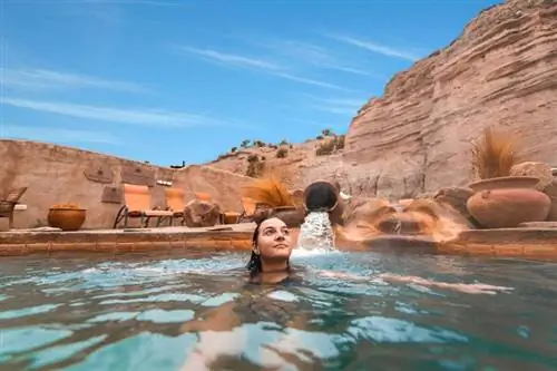 Самка в источниках Ojo Caliente Springs на курортах Ojo Spa Resorts