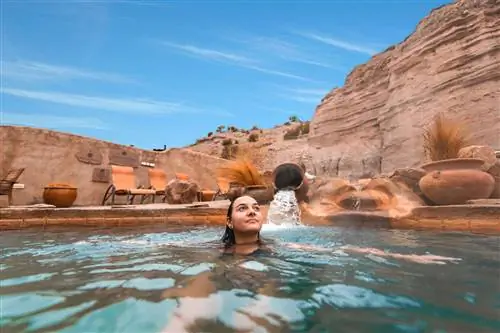 Самка в источниках Ojo Caliente Springs на курортах Ojo Spa Resorts
