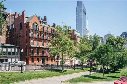 Тротуар в Бостон Коммонс через деревья и здания