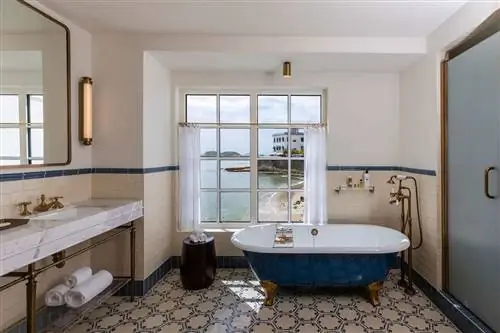 Вид из ванной комнаты в отеле Sofitel Legend Casco Viejo в Панама-Сити.