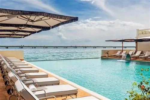 Вид из бассейна отеля Sofitel Legend Casco Viejo в Панама-Сити.