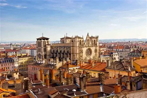 Лионский собор возвышается над старым Лионом, Франция