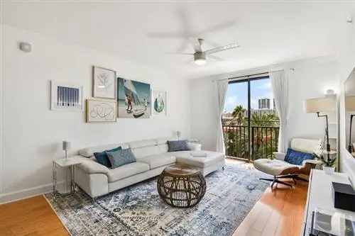 Вид из гостиной на Airbnb в Палм-Бич