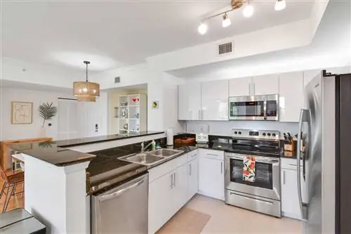 Интерьер кухни отеля Airbnb в Палм-Бич