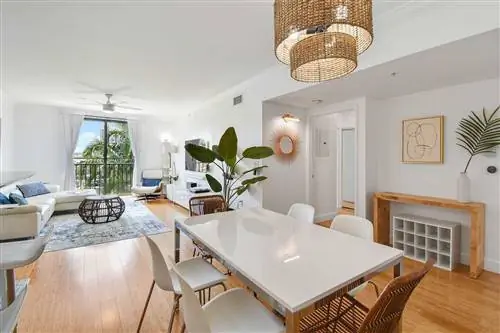 Обеденная зона и вход в отель Airbnb в Палм-Бич