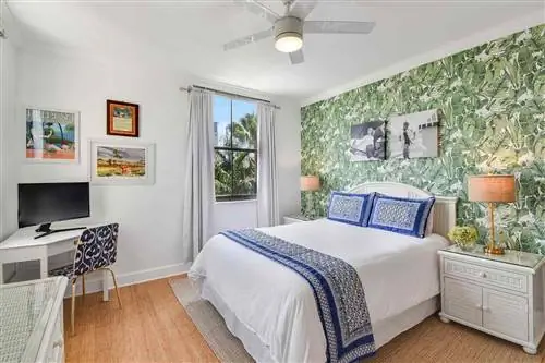 Интерьер главной спальни в отеле Airbnb в Палм-Бич