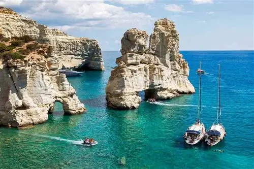 Скальные образования и лодки побережья острова Милос, Греция