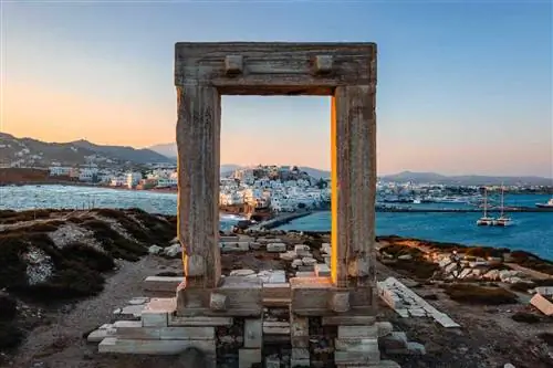 Древние ворота на острове Наксос, Греция