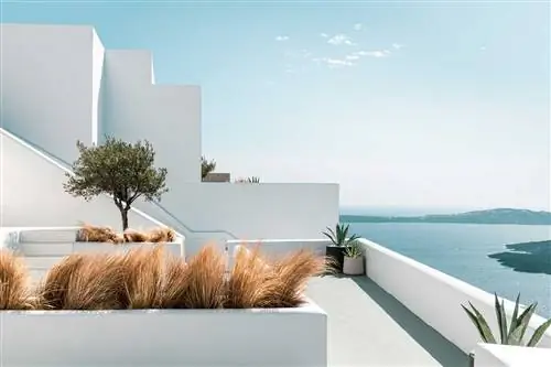 Белая угловатая архитектура отеля с видом на море в Санторини, Греция