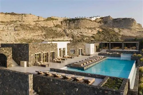 Бассейн на курорте Canaves Oia Epitome в Греции.