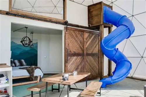 Интерьер купола глэмпинга в Эшвилле с горкой