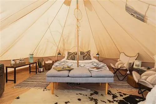 Кровать внутри палатки Asheville Glamping