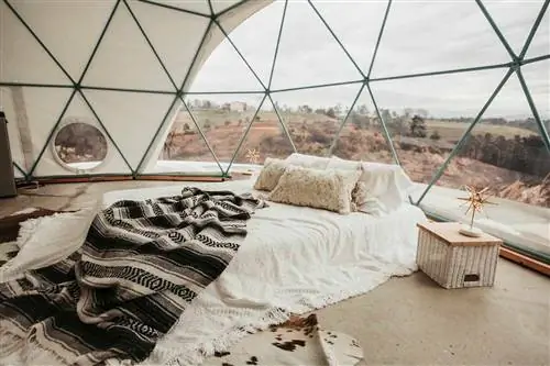 В этом глэмпинг-отеле в горах Голубого хребта в Северной Каролине есть купола для наблюдения за звездами и эпический дом на дереве