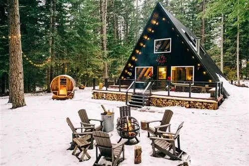 Внешний вид Whiskeyjack A-Frame airbnb в зимнее время