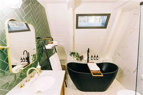 Интерьер ванной комнаты в Whiskeyjack A-Frame airbnb