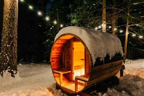 Внешний вид заснеженной бочки-сауны в Whiskeyjack A-Frame airbnb