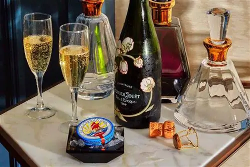 Бутылки шампанского и банка икры с горячей линии Caviar в отеле Park Lane New York. Бутылки шампанского и банка икры с горячей линии Caviar в отеле Park Lane New York.