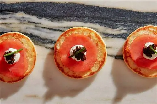 Блины с икрой на горячей линии Caviar в отеле Park Lane New York Блины с икрой на горячей линии Caviar в отеле Park Lane New York