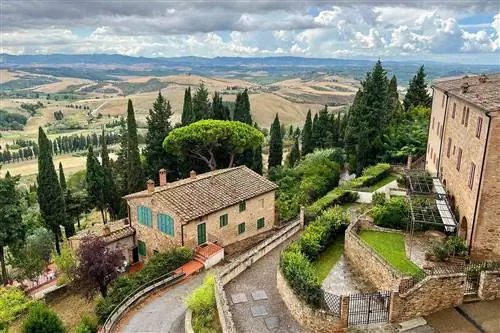 Вид с воздуха на средневековую деревню Кастельфальфи в Тоскане, Италия