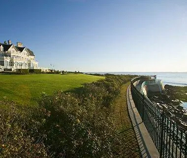 Романтический пляжный отдых: прогулка по скале в Ньюпорте, Род-Айленд