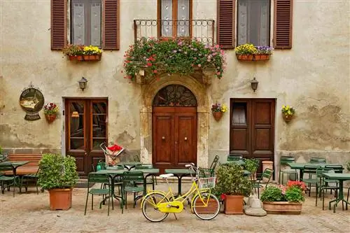 Велосипед перед небольшим кафе, Тоскана, Италия