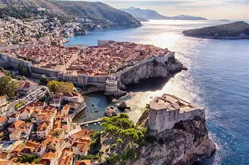 Вид с воздуха на Старый город и форт Ловриенац в Дубровнике, Хорватия