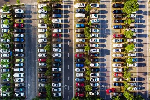 Вид с воздуха на заполненную автомобилями парковку