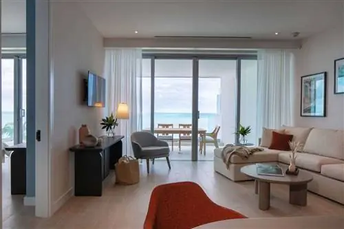 Внутренний вид на гостиную и балкон в номере с двумя спальнями и видом на океан в Goldwynn Resort & Residences