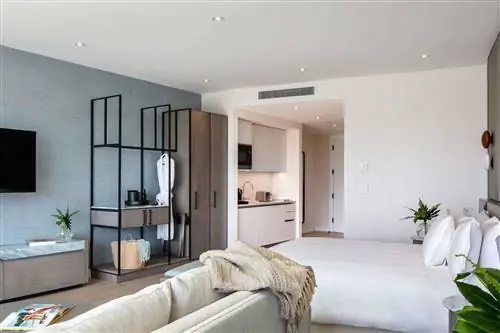 Интерьер гостевой комнаты-студии в Goldwynn Resort & Residences