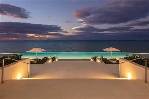 Потрясающий вид в конце заката на пейзажный бассейн и океан из Goldwynn Resort & Residences.