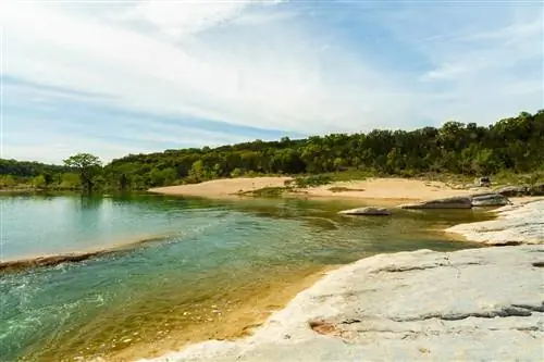 Природная красота водопада Педерналес в Техас-Хилл-Кантри.