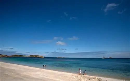 Англия, острова Силли, Сент-Мартинс. Дети играют на пляже в Грейт Бэй.