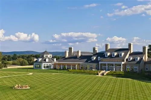 Внешний вид на большую лужайку в Salamander Resort & Spa