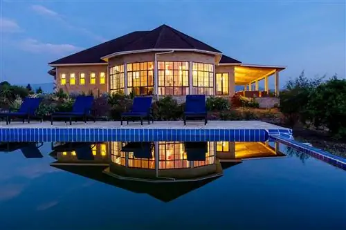 Бассейн в Elephant Plains Lodge вечером, Катунгуру, Уганда