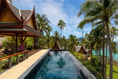 Павильон с бассейном у океана в Аманпури, Таиланд